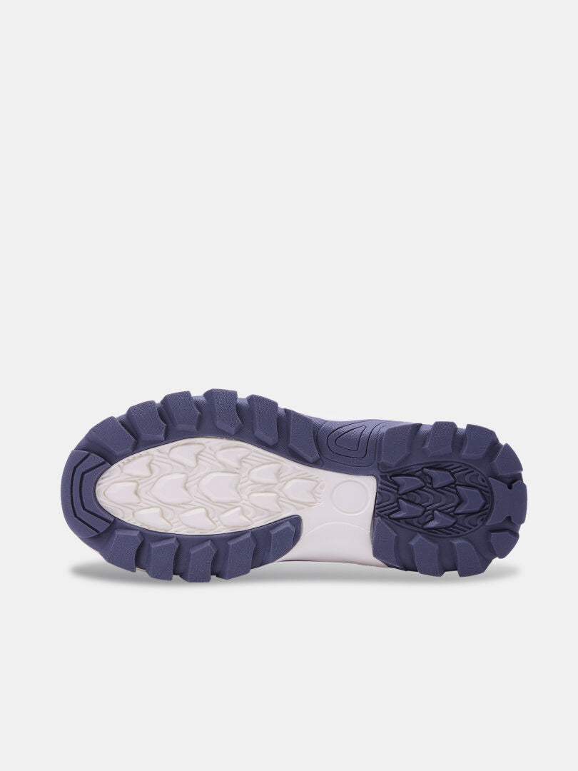 Ansicht von unten auf ein Paar Tribe Dada DX Outdoor-Schuhe für Kinder mit einer dunkelblauen und weißen Gummisohle mit tiefem Profil.