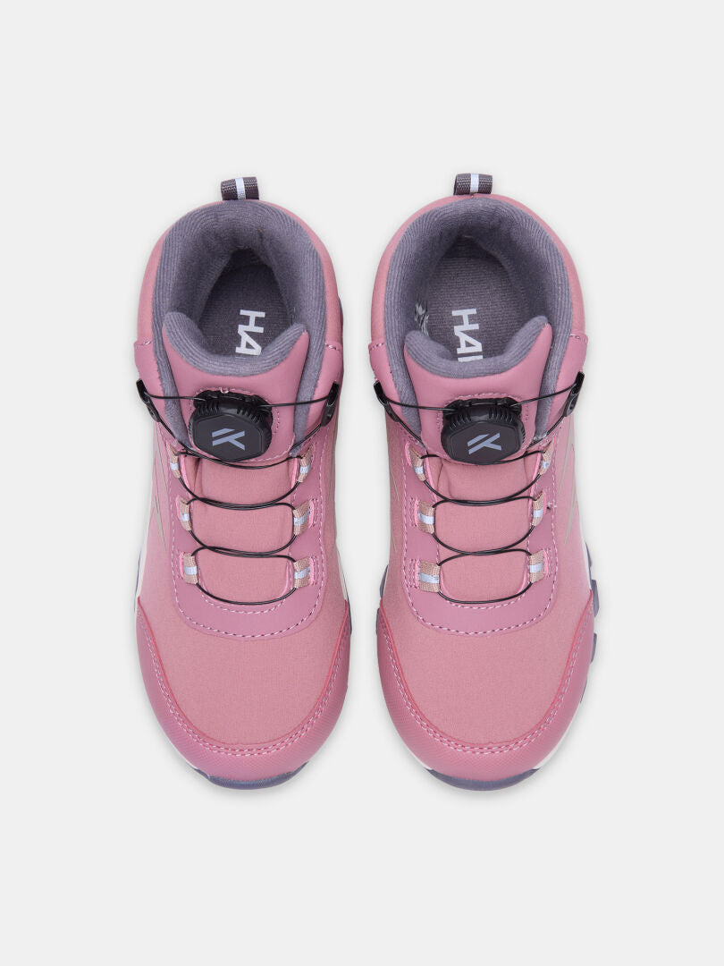 Ein Paar rosa Halti Tribe Dada DX Outdoor-Schuhe für Kinder mit einem Schnürsystem mit Drehverschluss.