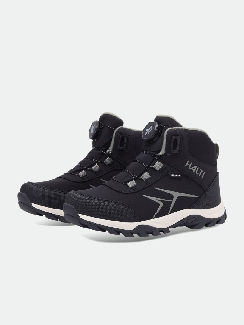 Schwarze Halti Tribe Dada DX Outdoor-High-Top-Stiefel für Kinder mit Drehverschluss-Schnürsystem und dicken Sohlen.