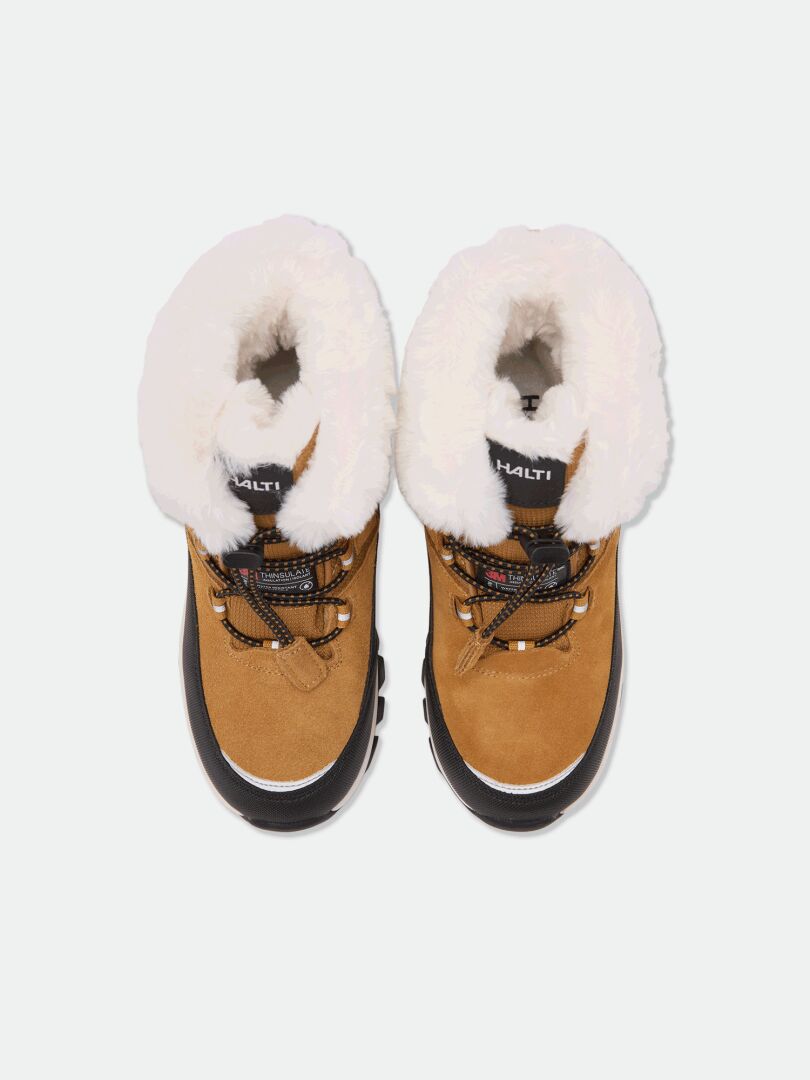 Ein Paar hellbraune Halti Tornio DX Winterschuhe für Kinder mit weißem Kunstfell, schwarzen Sohlen und braunen Schnürsenkeln, von oben gesehen.