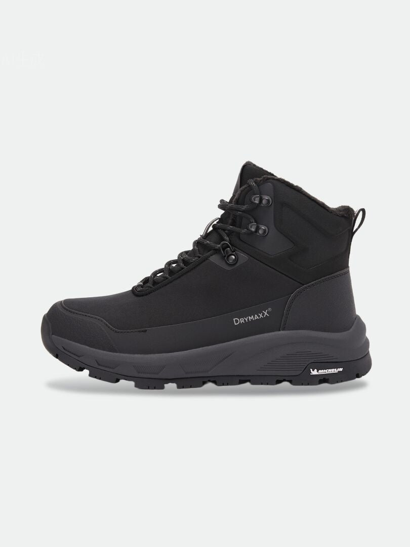 Schwarze, halbhohe Halti Tunturi Mid DX IC Winterschuhe mit einer dicken Michelin Ice Grip-Profilsohle und Schnürsenkeln.