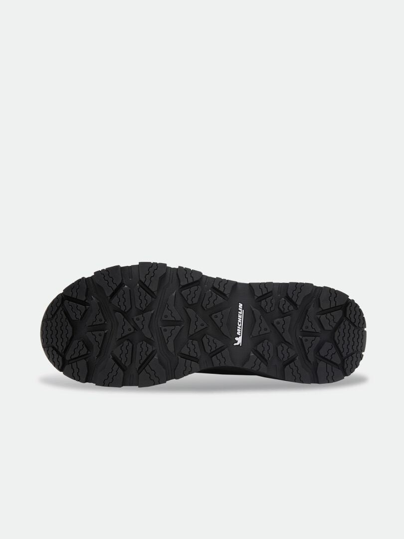 Schwarze Kajuk Mid DX IC-Winterschuhe mit einer Laufsohle mit tiefen Michelin Ice Grip-Profilrillen.