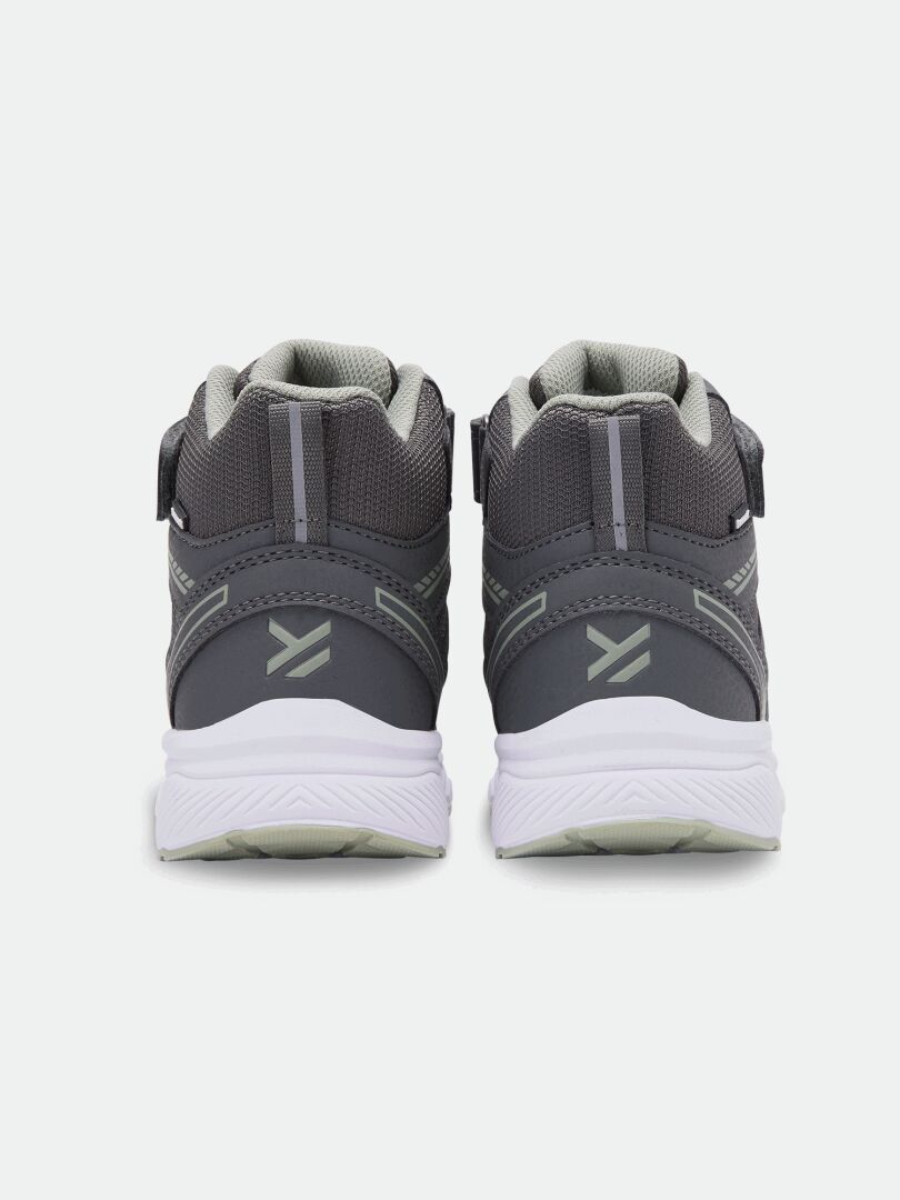 Halti Zuma Mid DX Sneaker Kinder: grau, wasserdicht, mit weißen Sohlen und hellgrauen Akzenten auf einfarbigem Hintergrund.