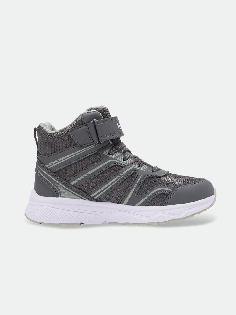 Halti Zuma Mid DX Kindersneaker: grau, High-Top, wasserdicht, Mesh-Einsätze, weiße Sohle, Schnürsenkel und Knöchelriemen.