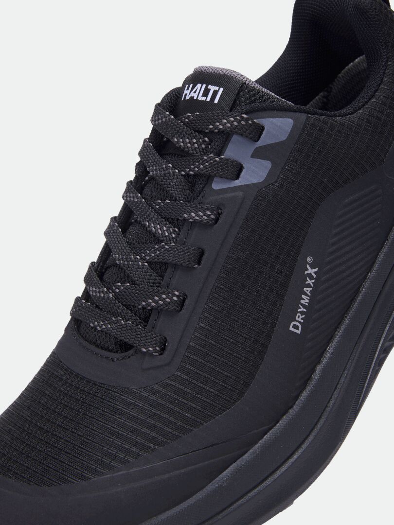 Nahaufnahme der Halti Asento DX Outdoor-Schuhe für Damen mit DRYMAXX-Logo, die eine natürliche Passform zeigen.