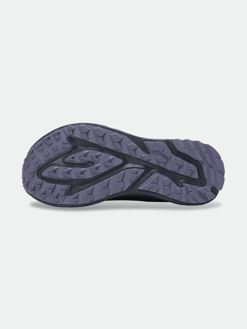 Halti Asento DX Outdoor-Schuhe für Damen mit einer violett-schwarzen, strukturierten Zero-Drop-Außensohle, von unten auf weißem Hintergrund betrachtet.