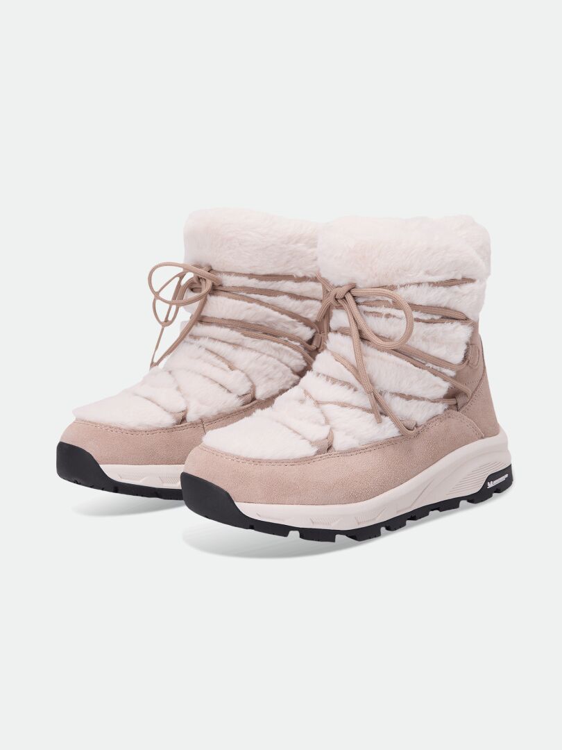 Beigefarbene Halti Mukluk DX IC Winterstiefel für Damen mit Kunstfellfutter, Schnürung vorne und einer Michelin Friction Ice Control-Sohle.