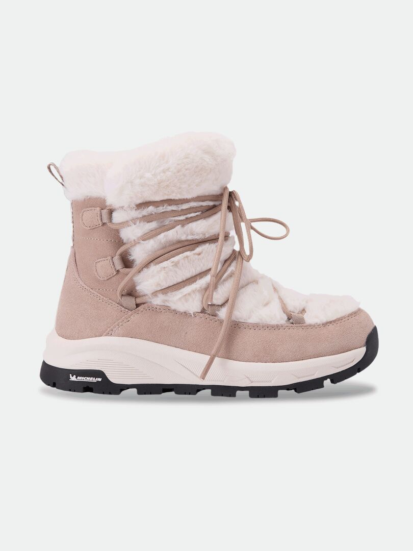 Beige Mukluk DX IC Winterstiefel für Damen – Schnürstiefel mit cremefarbenem Kunstfellbesatz und einer Michelin Friction Ice Control-Sohle.