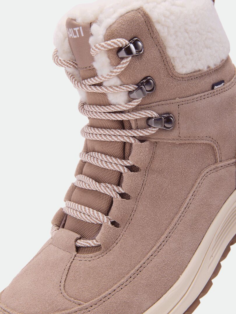 Nahaufnahme der hellbraunen Halti Doris DX Winterstiefel für Damen mit weißen Schnürsenkeln, Metallösen und einem mit Fleece gefütterten Kragen.