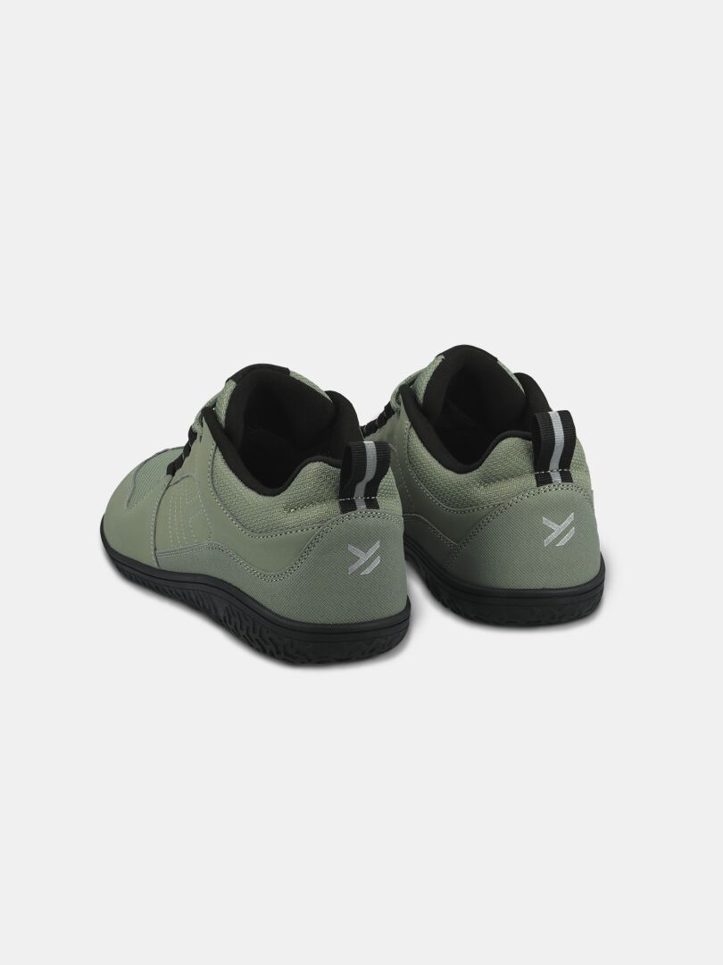 Halti Tuntuma DX Barfußschuh für Damen in Hellgrün mit schwarzen Sohlen und Fersenlaschen, von hinten auf weißem Hintergrund.