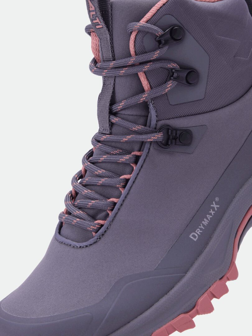 Nahaufnahme des Outdoor-Schuhs „Halti Fara 4 DX Mid Damen“ mit rosa Schnürsenkeln, DRYMAXX®-Logo und GripmaxX Trail-Laufsohle.