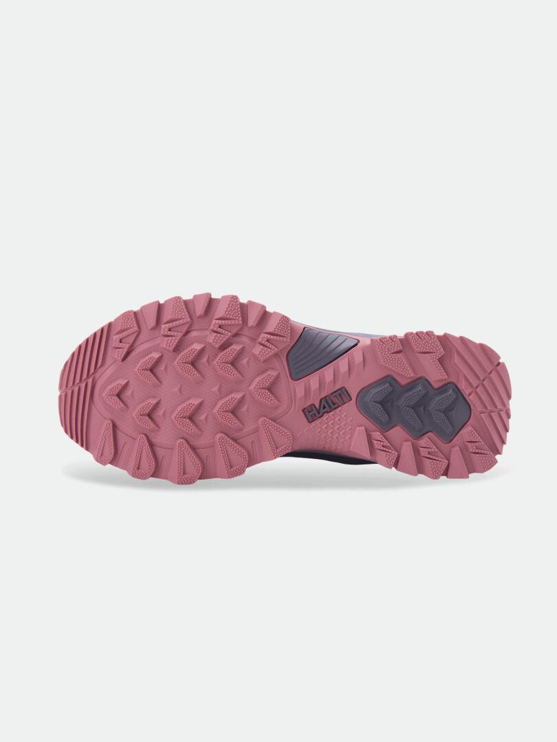 Die profilierte Sohle eines rosa-lila Halti Fara 4 DX Mid Damen-Outdoor-Schuhs ist vor einem weißen Hintergrund abgebildet.