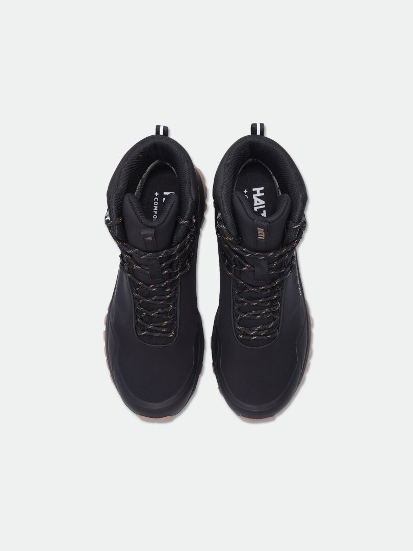 Ein Paar Halti Fara 4 DX Mid Damen-Wanderstiefel mit braunen Schnürsenkeln, von oben auf weißem Hintergrund fotografiert.