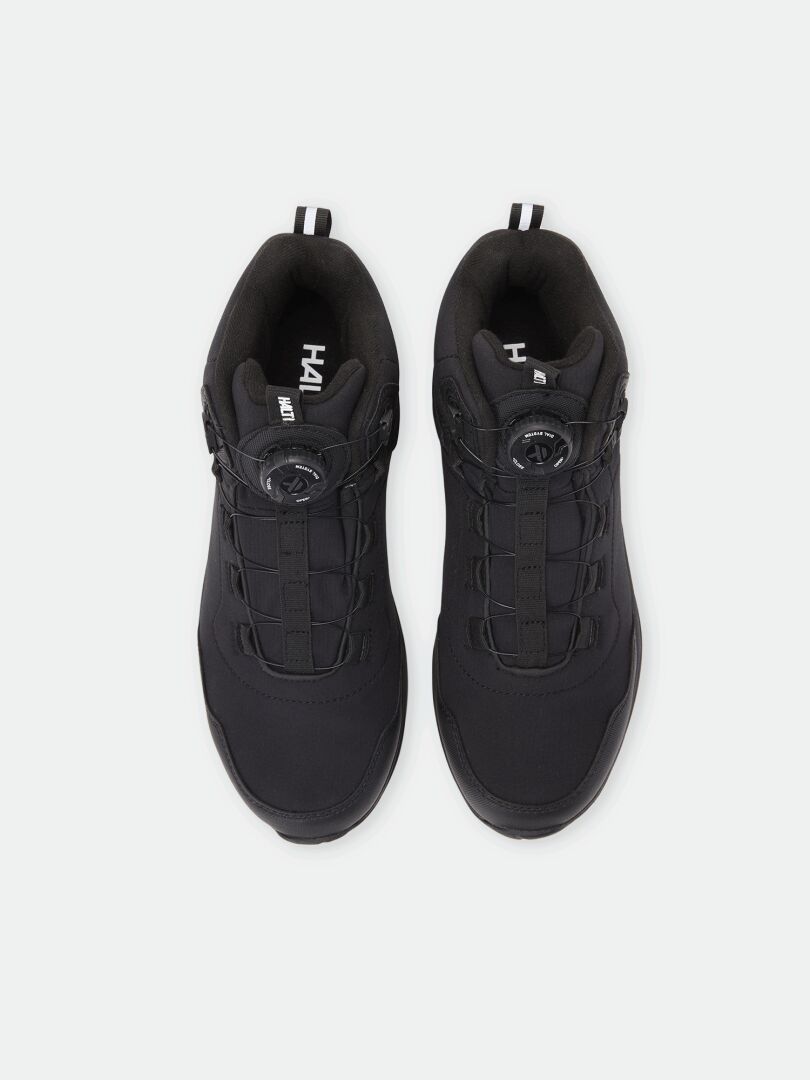 Ein Paar schwarze, wasserdichte Lynx Mid 2 DX Freelock Spikeschuhe für Herren mit Drehradverschluss, von oben gesehen.