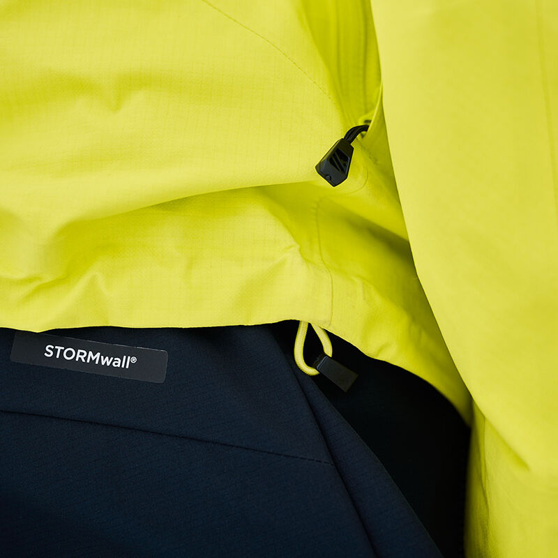 Nahaufnahme der Halti Alpine 3L DX Skijacke Unisex mit Reißverschlusstasche und Kordelzug, ideal für Backcountry Skiing.