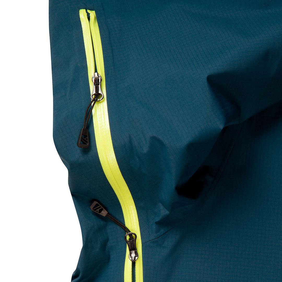 Nahaufnahme einer Halti Alpine 3L DX Skijacke Unisex in blau mit einem gelben Reißverschluss und zwei schwarzen Reißverschlüssen.