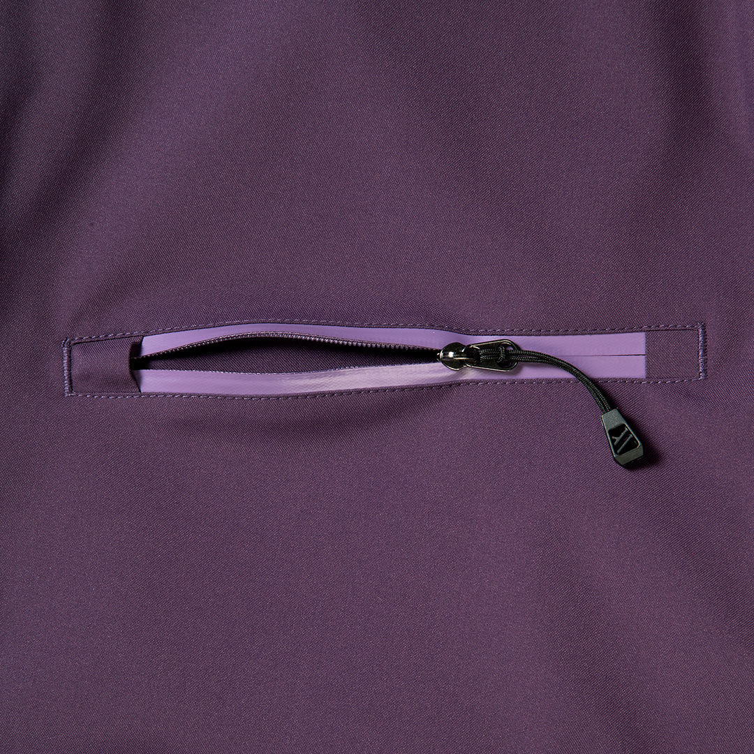 Nahaufnahme der Halti Carvey DX Skihose Damen in lila mit schwarzem Reißverschluss und wasserdichter Reißverschlusstasche.