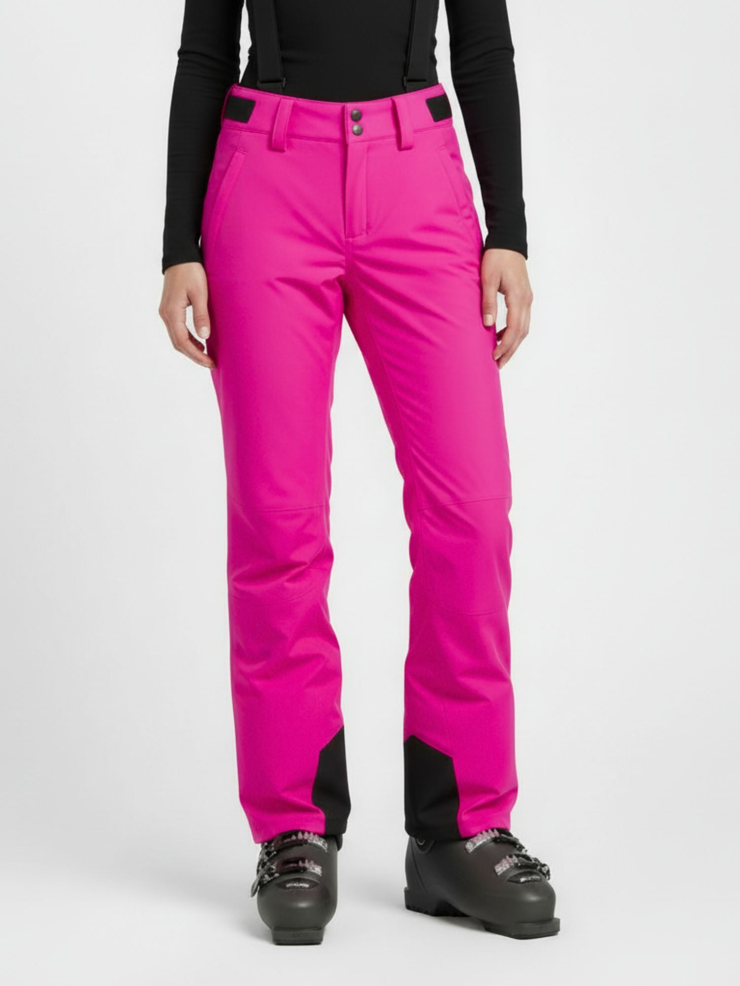 Person trägt Halti Trusty DrymaxX Skihose Damen in Rosa, ein schwarzes langärmeliges Oberteil und schwarze Skistiefel, von der Schulter bis zu den Füßen.
