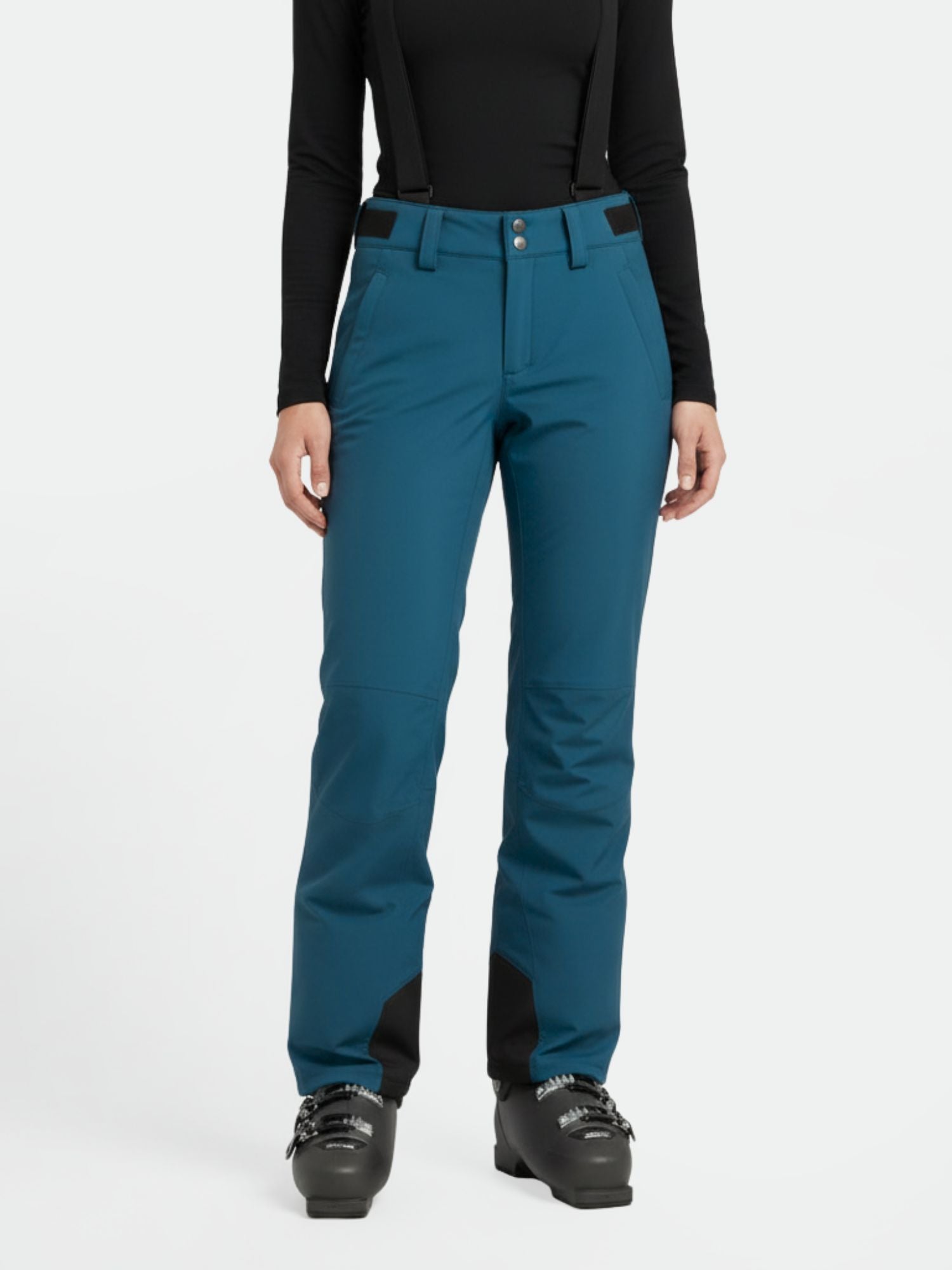 Person in Halti Trusty DrymaxX Skihose Damen mit schwarzen Hosenträgern, schwarzen Skischuhen, und top-gerüstet für den Wintersport.