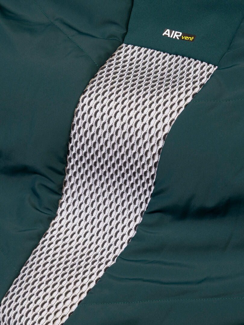 Dunkelgrüne Halti Vertica DX Skijacke für Herren mit einem gemusterten Belüftungseinsatz aus Mesh, auf dem der Schriftzug AIR vent zu sehen ist.
