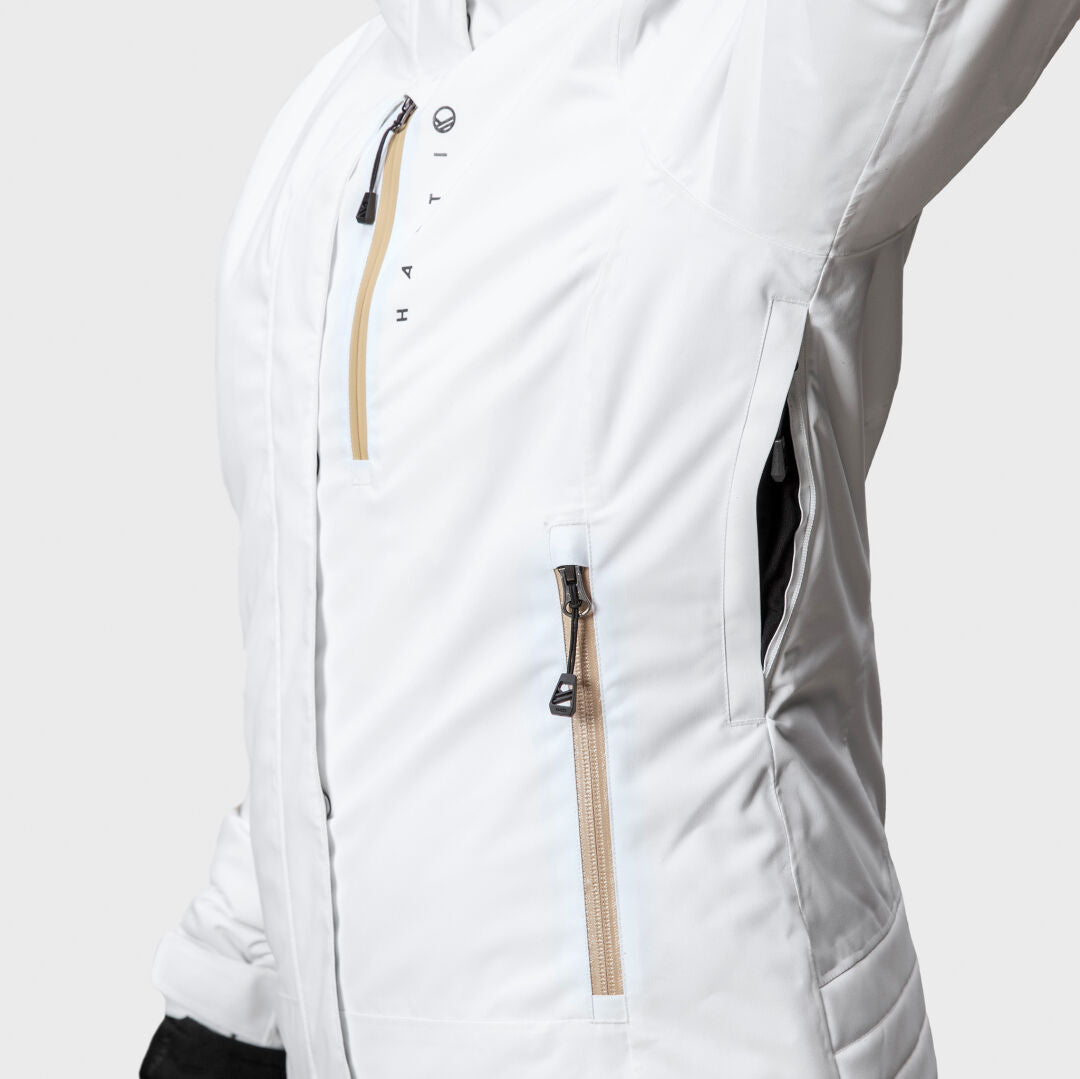Nahaufnahme einer weißen Halti Radius DX Skijacke Damen mit hellbraunen Reißverschlüssen, wind- und wasserdicht durch DrymaxX® Ultimate Tech.