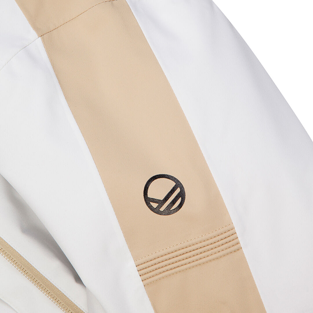 Nahaufnahme eines Halti Radius DX Skijacke Damen Ärmels mit wind- und wasserdichten Nähten und einem schwarzen runden Logo.