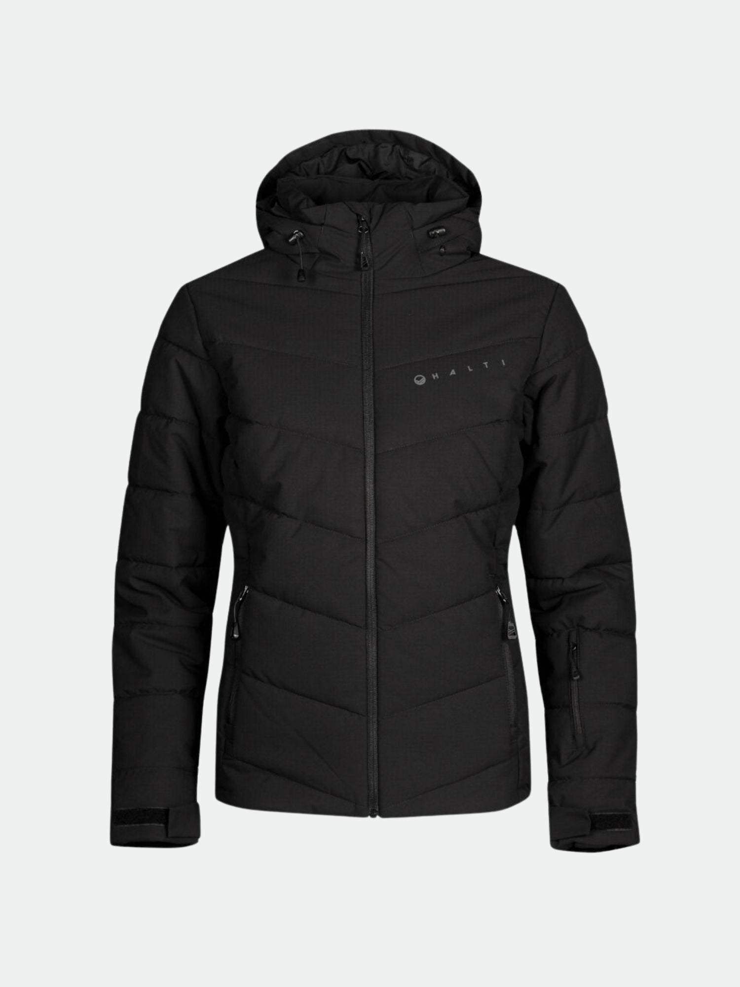 Halti Mellow Puffer Skijacke Damen Plus in schwarz mit Kapuze, Reißverschlusstaschen und verstellbaren Bündchen auf weißem Grund.
