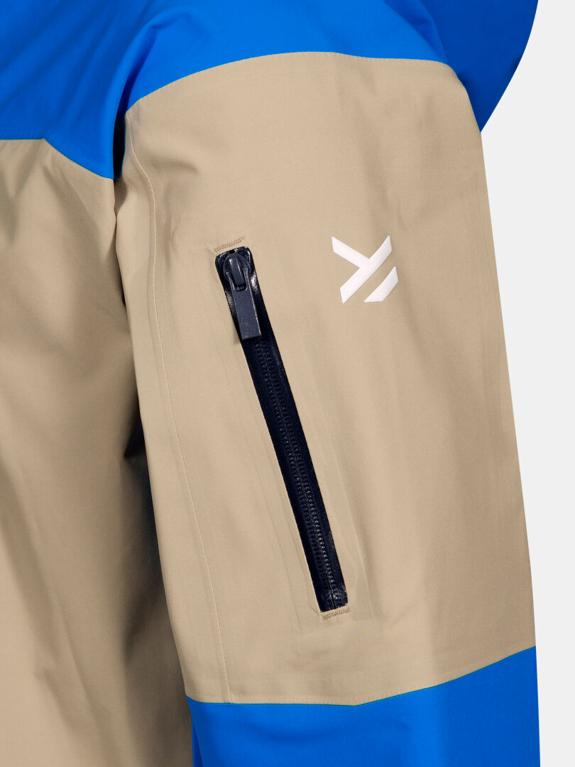 Nahaufnahme der Rizle Unisex 3L DX Skijacke von Halti mit DrymaxX Nano, Reißverschlusstasche und weißem Logo oben.