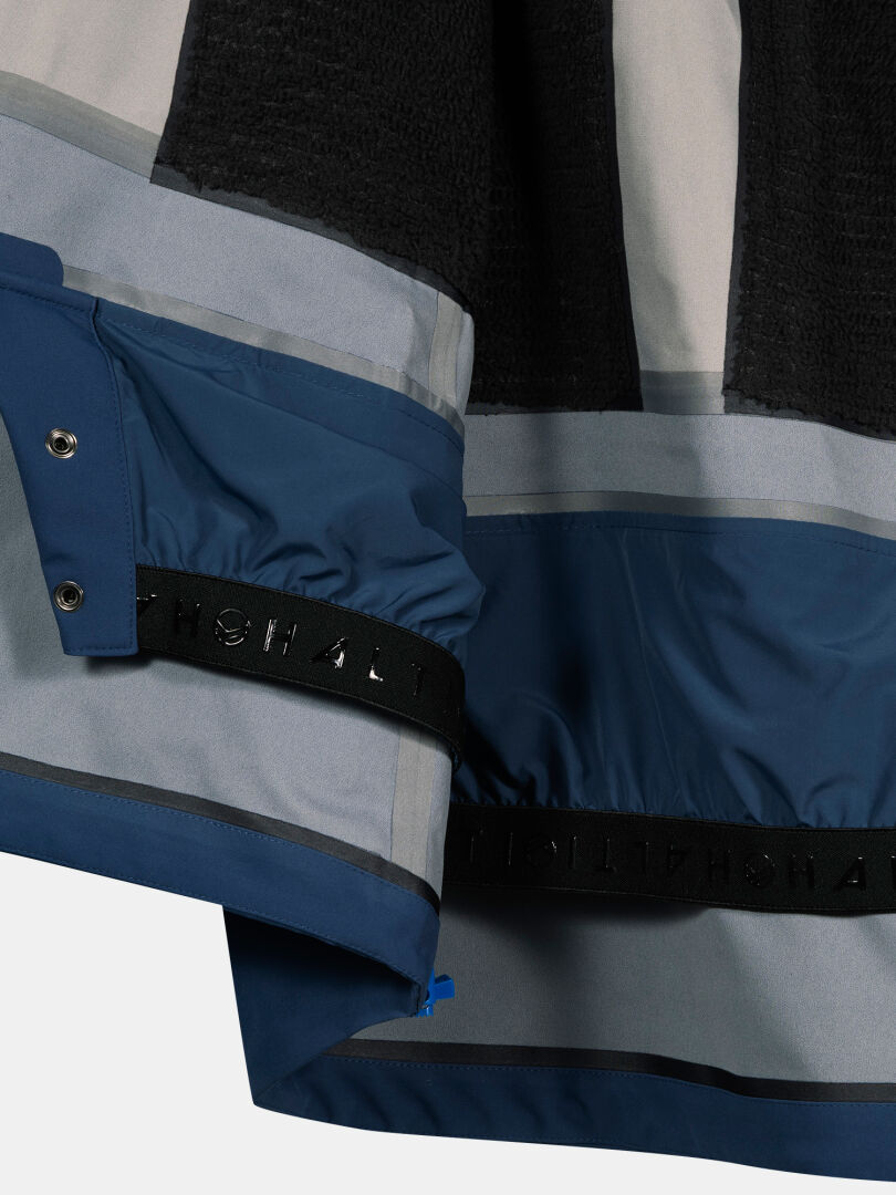 Nahaufnahme der Halti Rizle Unisex 3L DX Skijacke mit DrymaxX Nano, Schnappverschluss, Futter und schwarzem Logo-Gummiband.