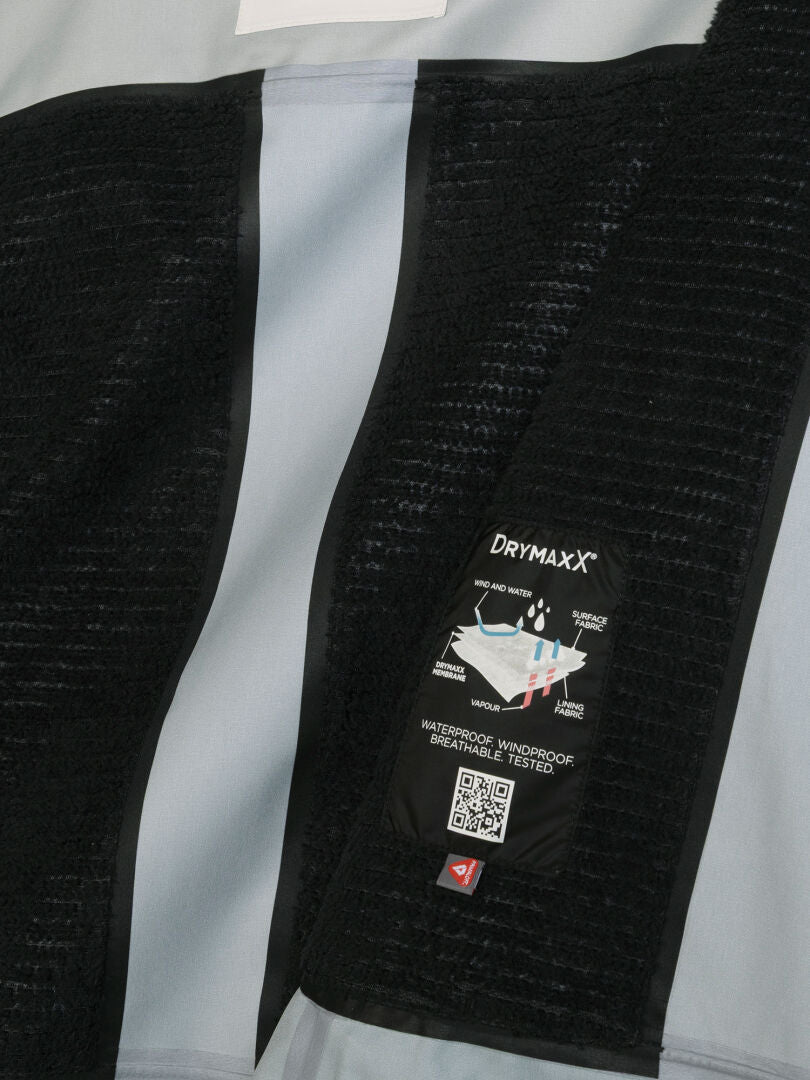 Innenansicht einer Halti Rizle Unisex 3L DX Skijacke mit einem Etikett, auf dem die wasserdichten Schichten und ein QR-Code abgebildet sind.