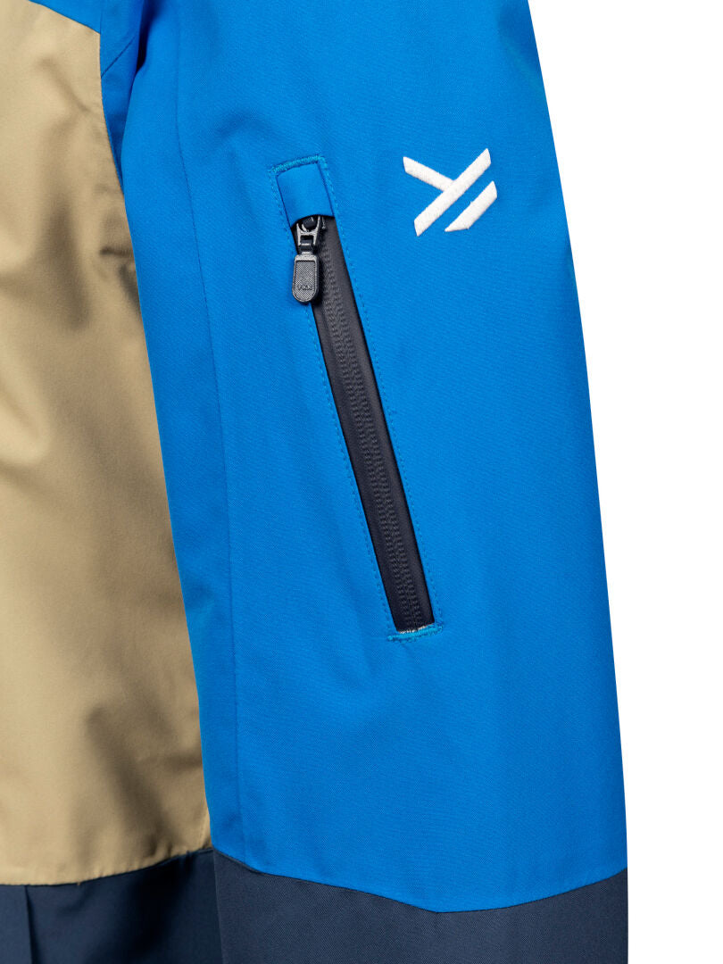 Nahaufnahme von Halti Melvik DX Skijacke Herren Ärmel mit schwarzer Reißverschlusstasche und weißem Logo über der Tasche.