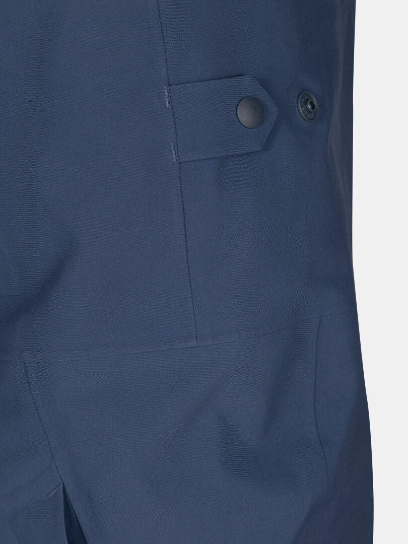 Nahaufnahme der Halti Rizle 3L DX Skihose Unisex in navyblau mit schwarzer Druckknopfleiste und sichtbarer Seitennaht.
