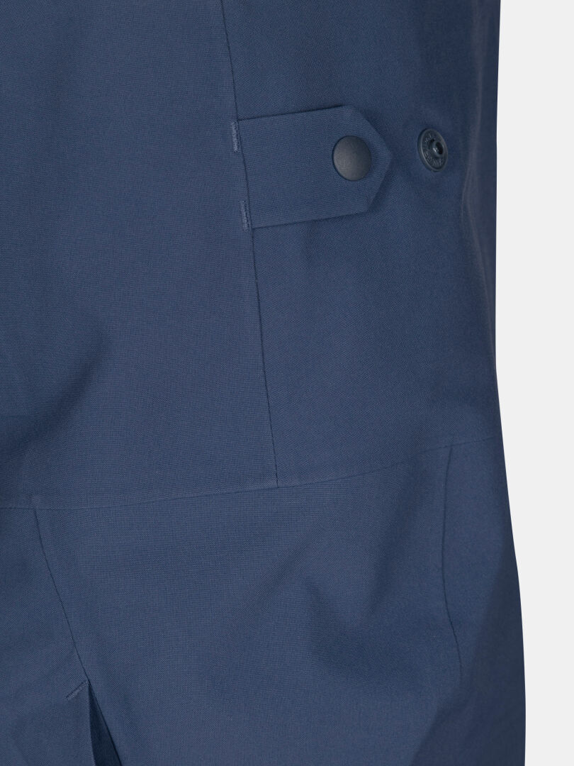 Nahaufnahme der Halti Rizle 3L DX Skihose Unisex in navyblau mit schwarzer Druckknopfleiste und sichtbarer Seitennaht.