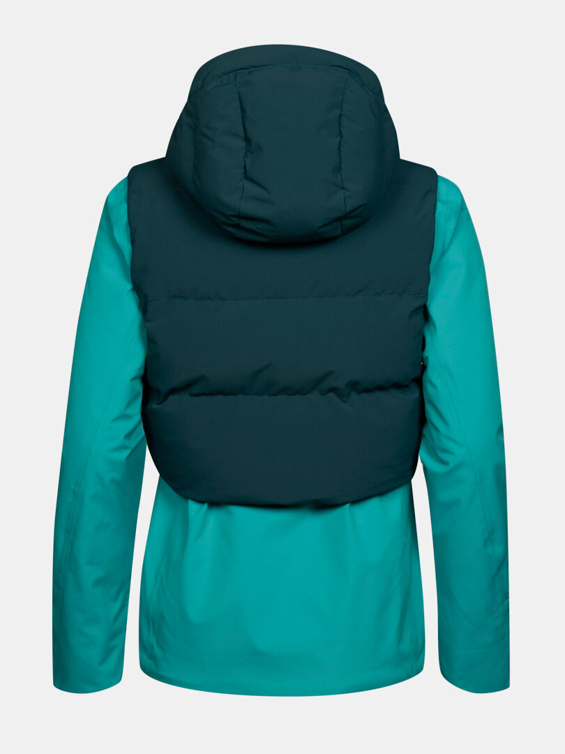 Rückansicht einer Halti Varion 2in1 DX Skijacke für Damen in der Farbe Teal mit abnehmbarer, dunkelgrüner, wattierter Weste und Kapuze.