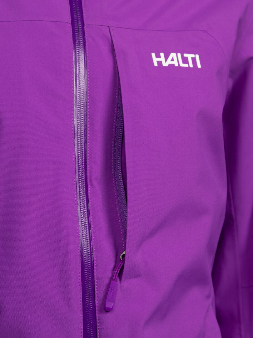 Purple Melvik DX Skijacke für Damen – technische Skijacke mit einer Brusttasche mit Reißverschluss und einem Reißverschluss vorne.