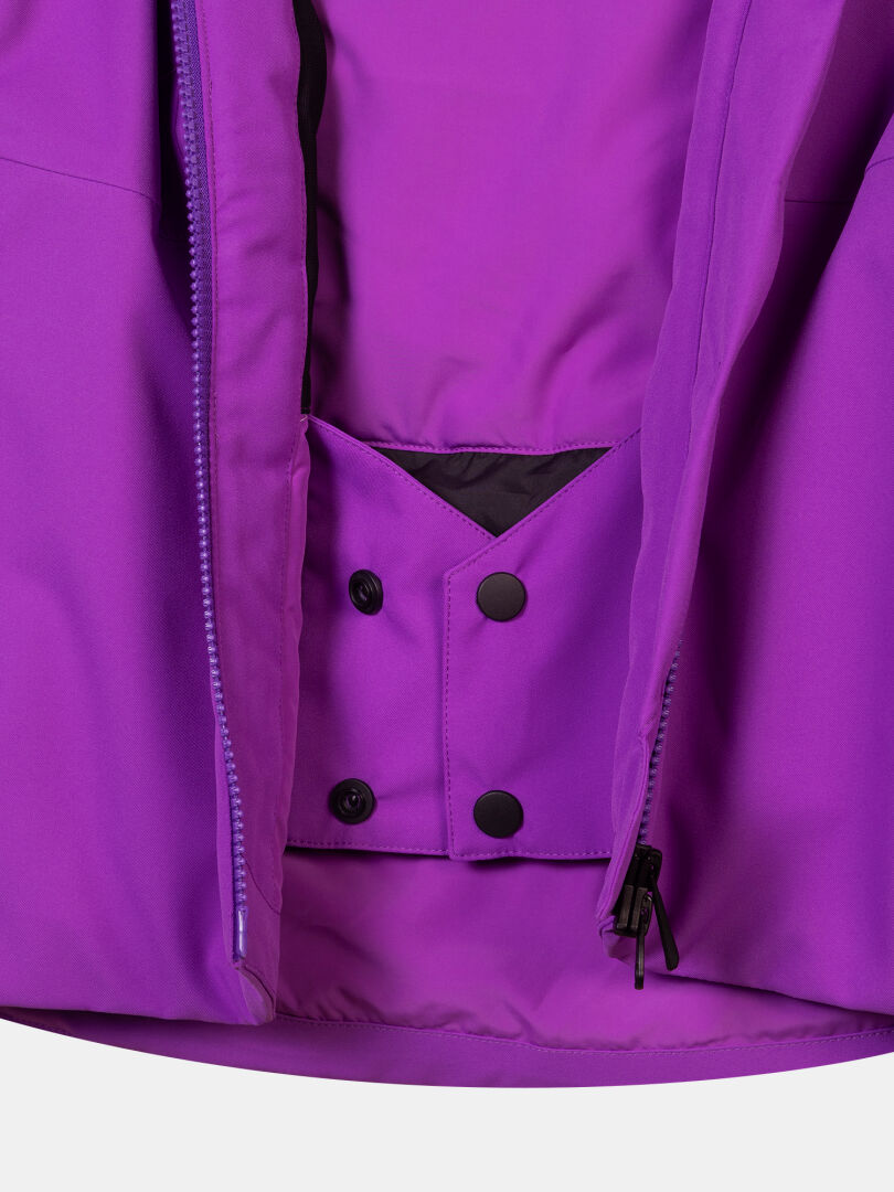 Innenansicht einer violetten, wasserdichten Halti Recier DX Skijacke für Damen, wobei der Schneefang mit Druckknöpfen besonders hervorgehoben wird.