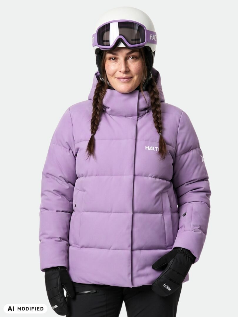 Eine Person, die eine lila Ascloud Puffer Skijacke Damen Plus, schwarze Handschuhe und einen Skihelm mit Skibrille trägt.