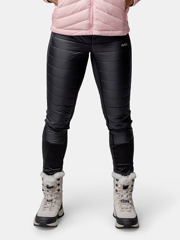 Person in rosa Jacke, Veidnes Isolierhose Damen von Halti, und grauen Stiefeln steht als wärmende Mittelschicht.