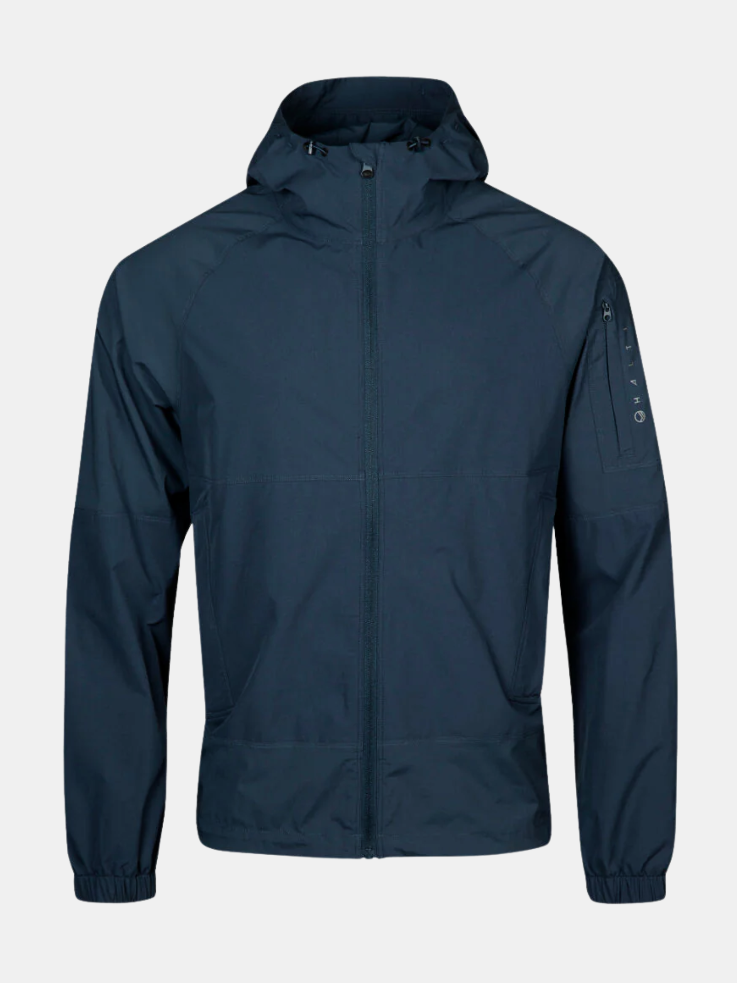 Die Halti Pallas Herren Jogger Lite Jacke ist marineblau, atmungsaktiv, mit Frontreißverschluss, langen Ärmeln und einer Reißverschlusstasche am linken Arm.