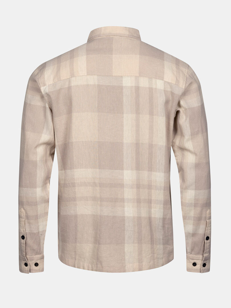 Rückansicht des Halti Hiker Hemd Herren, ein beige kariertes, ultraleichtes Langarmhemd mit geknöpften Manschetten auf hellem Hintergrund.