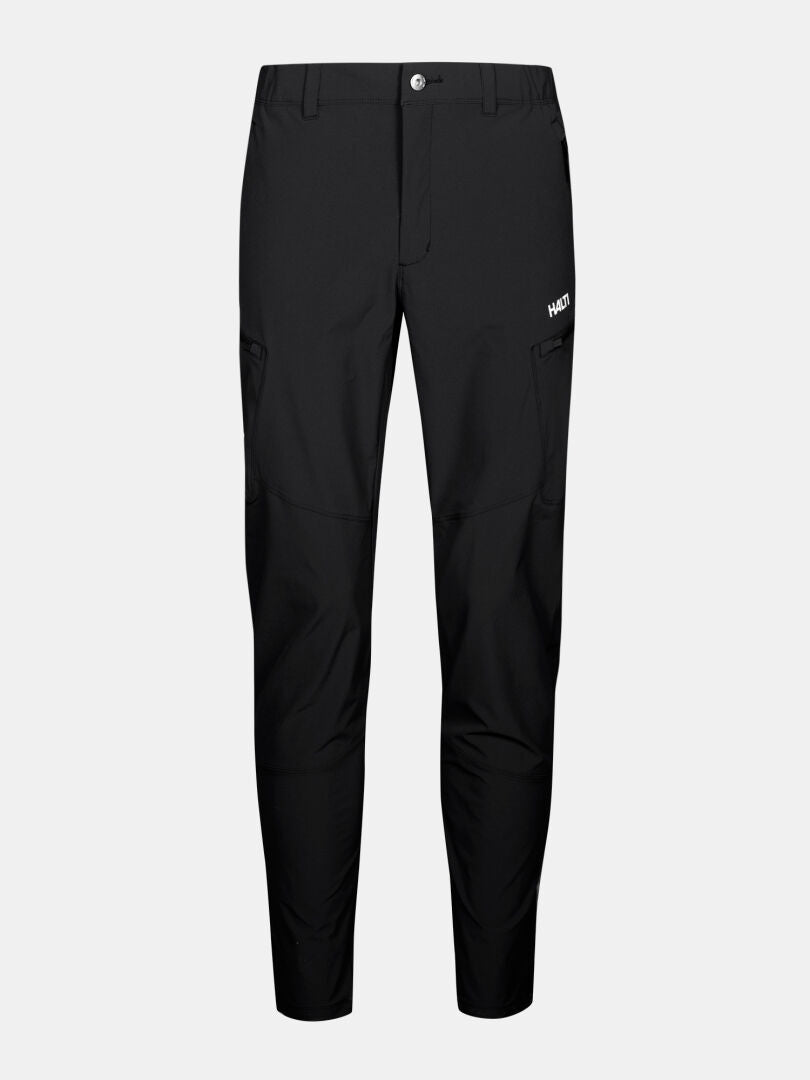 Halti Pallas Evo X-Stretch Herren: schwarze Slim-Fit-Hose mit Gürtelschlaufen, Seitentaschen und weißem Logo auf dem linken Oberschenkel.