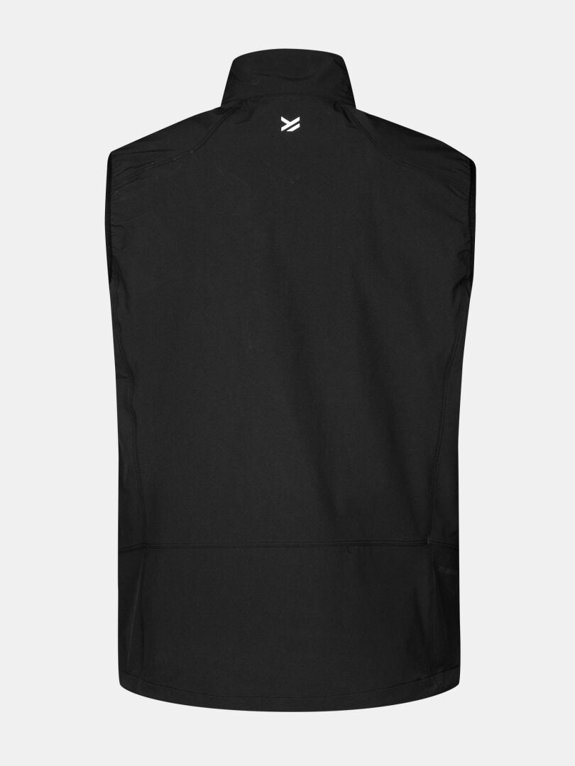 Die Halti Pallas Evo X-stretch Weste Herren in schwarz ist von hinten zu sehen, mit einem kleinen weißen Logo unterhalb des Kragens.