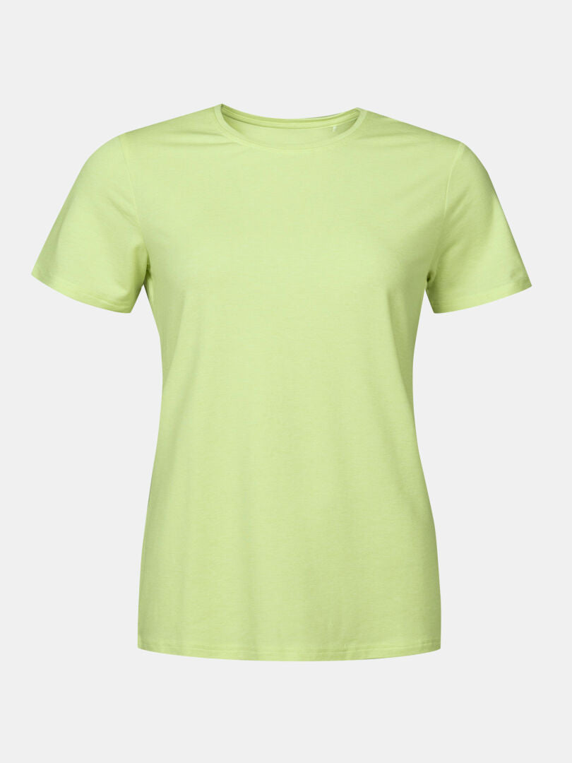 Das Halti Tuntu II Merinoshirt Damen ist ein unifarbenes, hellgrünes, kurzärmeliges T-Shirt mit Rundhalsausschnitt auf weißem Grund.