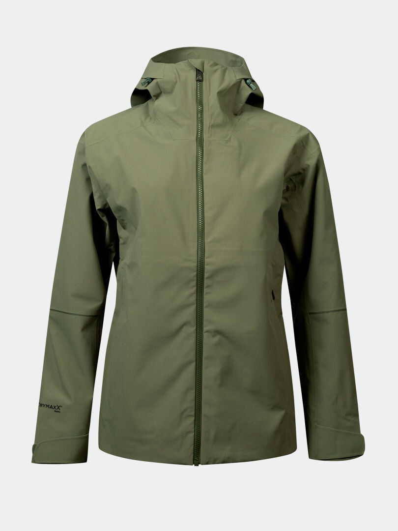 Die Halti Kajana 3L DX Regenjacke Damen in Olivgrün mit Kapuze und Reißverschluss ist auf hellgrauem Hintergrund abgebildet.