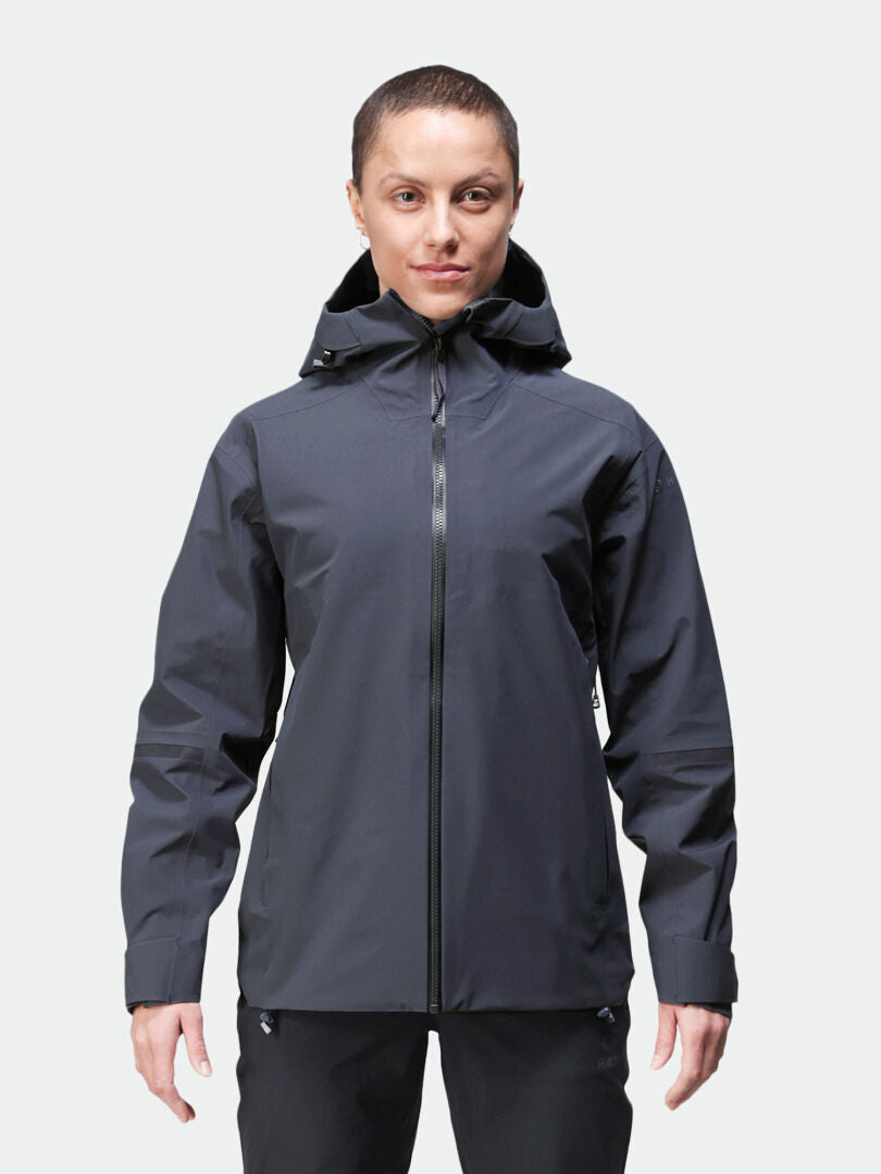 Frau in der Halti Kajana 3L DX Regenjacke für Damen, stehend mit Blick nach vorne vor einem schlichten weißen Hintergrund.