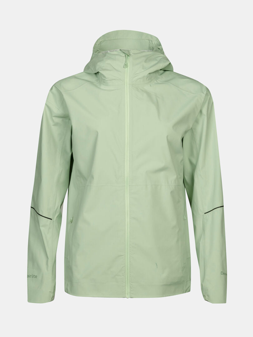 Halti Pisarat 2,5L DX Regenjacke Damen in hellgrün, Kapuze mit Frontreißverschluss und minimalen Nähten auf unifarbenem Hintergrund.