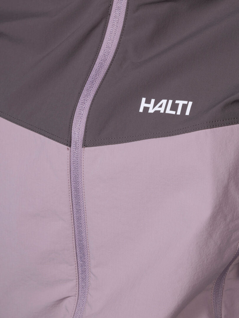 Nahaufnahme der mauvefarbenen und dunkelgrauen Halti Pallas Evo X-Stretch-Jacke Plus Damen mit Reißverschluss und Brustlogo.