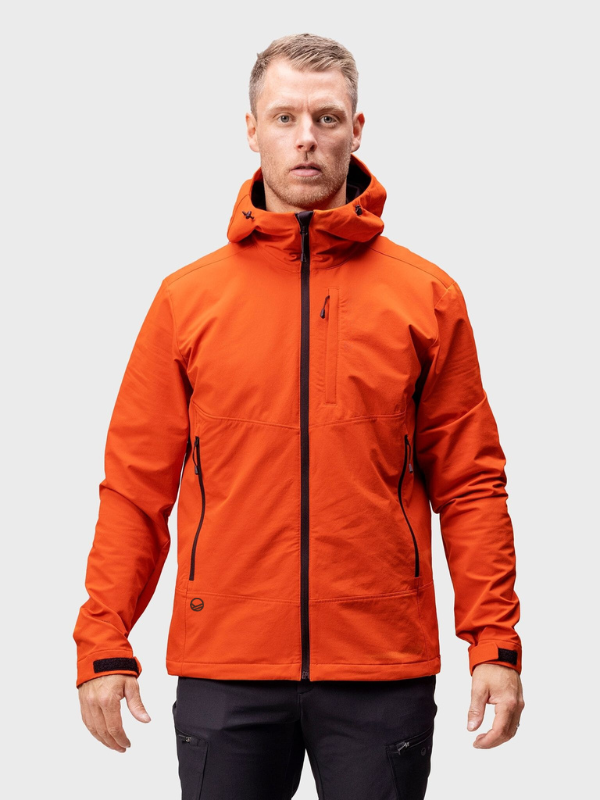 Ein Mann trägt eine Halti Pallas Evo Brushed X-stretch Jacke Herren, eine orangefarbene Outdoor-Jacke, vor einem einfarbigen Hintergrund.