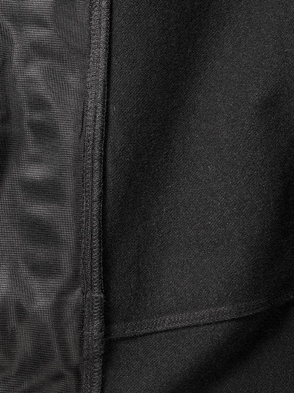 Nahaufnahme von Material und Nähten der Halti Pallas Evo Brushed X-stretch Jacke Herren; die Naht ist links abgebildet.