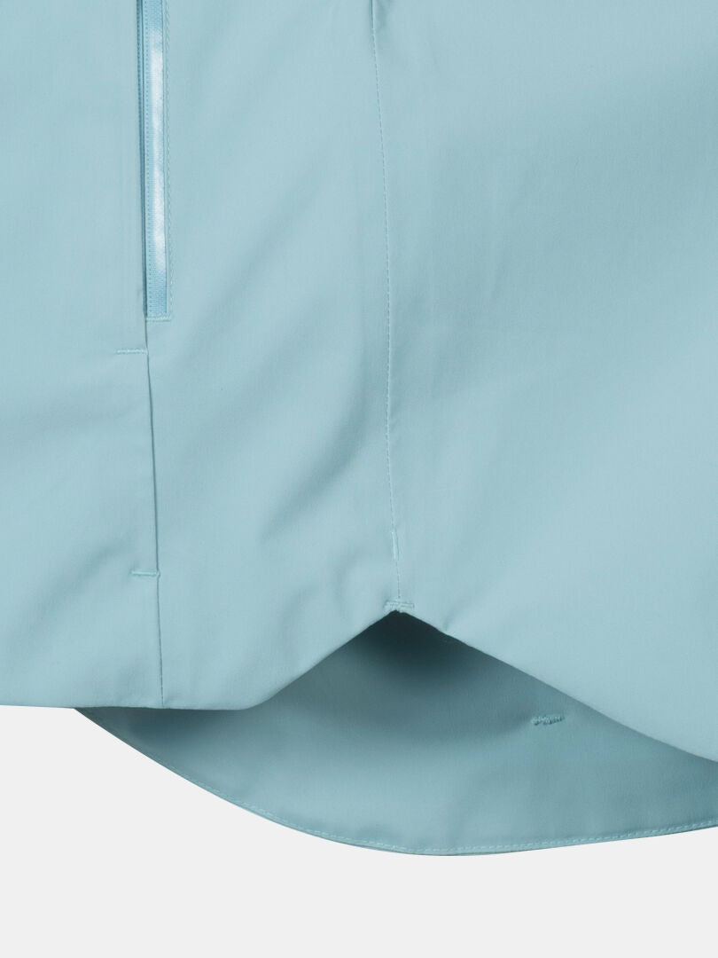 Nahaufnahme der Halti Staala DX Regenjacke Damen Plus, einer hellblauen, wasserabweisenden Jacke mit sichtbaren Nähten und linkem Reißverschluss.